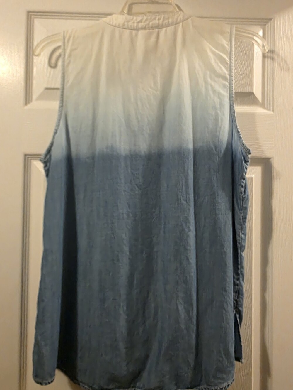 Chico's Size 2 - Blue Ombre Sleevless Button-Down Blouse - Picture 3 of 4